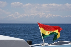 20190829120036-Suedamerika-Isla-de-Sol-Bolivien-Flagge-Berge