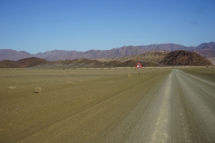 20220810094712_DSC08950-Namibia--Gondwana nach Aussenkehr-Landschaft Schotterstrasse